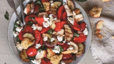 Κοτοσαλάτα με μελιτζάνες, ντοματίνια και ξινομυζήθρα