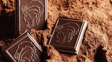 Οι χειροποίητες σοκολάτες με τις εντυπωσιακές συσκευασίες και ιστορία που μας πηγαίνει πίσω στο 1922