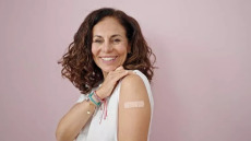 Κορωνοϊός, γρίπη, ιός RSV: Ο τριπλός κίνδυνος του χειμώνα – Πώς επηρεάζουν οι πλημμύρες τους εμβολιασμούς