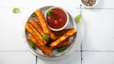 Τραγανά στικ από χαλούμι, με πικάντικο ντιπ ντομάτας