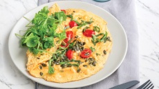 Ομελέτα με ρόκα, βασιλικό και κολοκυθόσπορο