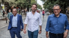 Κασσελάκης: Έκανε βόλτα στο Σύνταγμα και έβγαλε selfies με τουρίστες – Δείτε βίντεο