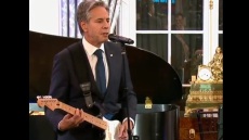 ΗΠΑ: Ο Μπλίνκεν παίζει κιθάρα και τραγουδάει σε εκδήλωση «για την ειρήνη και τη δημοκρατία» - Δείτε βίντεο