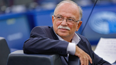 Παπαδημούλης κατά Κασσελάκη: Όχι μόνο selfie και εσωκομματικό μπάχαλο