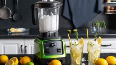 2 απλούστατοι τρόποι για να ετοιμάσετε τριμμένο πάγο για τα κοκτέιλ σας