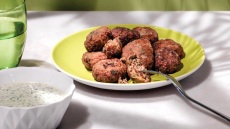 Κεφτεδάκια με δυόσμο και τζατζίκι μυρωδικών
