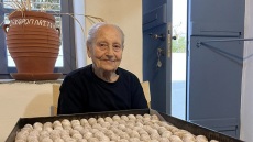 Η Σιφνιά που φτιάχνει παραδοσιακά παστέλια και αμυγδαλωτά εδώ και 60 χρόνια