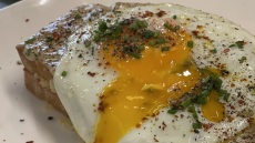 Πιάτα που αξίζει να δοκιμάσετε: Το Croque Madame από το Philos Athens