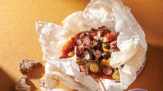 Το τέλειο μεζεδάκι με αλλαντικά και λαχανικά στη λαδόκολλα