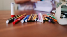 «Καλάθι του μαθητή» – Υπ. Ανάπτυξης: Μεσοσταθμική μείωση του κόστους πάνω από 5%