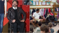 Αντώνης Τσαπατάκης: Μαθαίνει σε μικρά παιδιά, πώς να χειρίζονται αναπηρικό αμαξίδιο - Δείτε το βίντεο