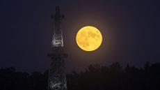 «Φεγγάρι του θερισμού»: Δείτε εικόνες από την τελευταία υπερπανσέληνο της χρονιάς