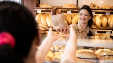 Σκρέκας σε αρτοποιούς: «Να κρατηθούν σταθερές οι τιμές στο ψωμί»