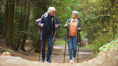 Νόσος Αλτσχάιμερ: Το στυλ περπατήματος που βάζει φρένο στην εξέλιξη της νόσου