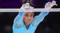 Σιμόν Μπάιλς: Επέστρεψε με θεαματικό άλμα στο Παγκόσμιο Πρωτάθλημα και γράφει ιστορία – Δείτε βίντεο