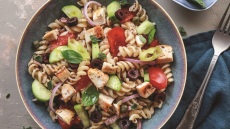 Η χωριάτικη αλλιώς: με κοτόπουλο και ζυμαρικά