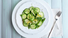 Πώς το αγγούρι μπορεί να γίνει από κομπάρσος πρωταγωνιστής στα πιάτα μας (+συνταγές)