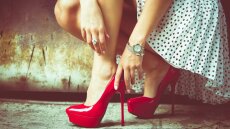 Επιμένετε στα ψηλά τακούνια; Ένας ποδιάτρος επισημαίνει 9 κινδύνους από τη συνεχή χρήση τους