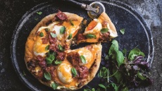 Πίτσα με αυγά μπένεντικτ