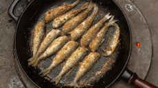 Πώς θα διώξετε τη μυρωδιά του τηγανητού ψαριού από την κουζίνα μια κι έξω