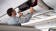 Η Ryanair θα μεγαλώσει τις διαστάσεις της χειραποσκευής για την καμπίνα
