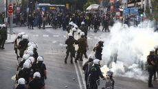 ΑΕΚ - Άγιαξ: Ένταση και χημικά στη Νέα Φιλαδέλφεια κατά την άφιξη των φιλοξενούμενων οπαδών - Δείτε βίντεο