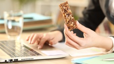 Σνακ στο γραφείο: αυτές είναι οι πιο υγιεινές και θρεπτικές επιλογές