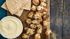 Κοτοσουβλάκια με χούμους και πράσινη σαλάτα