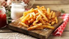 Τραγανές τηγανητές πατάτες σαν αυτές που τρώμε απ’έξω; Δείτε πώς!