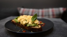 Ένας έμπειρος Bρετανός σεφ απογειώνει το μενού ενός καλά κρυμμένου αθηναϊκού spot