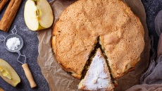 Πώς να φτιάξετε το πιο εύκολο, νόστιμο αλλά και υγιεινό κέικ μήλου