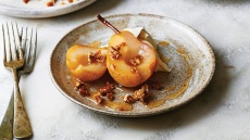 Αχλάδια ποσέ με καρύδια