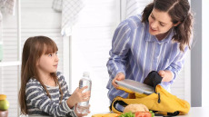 Γονείς: Έξυπνες ιδέες και tips για τα σχολικά γεύματα
