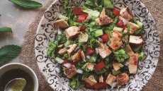 Σαλάτα φατούς με κοτόπουλο