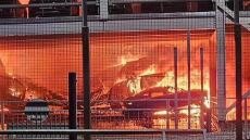 Λονδίνο:Βίντεο από τη στιγμή που ξεκινά η τεράστια φωτιά στο αεροδρόμιο Λούτον από ένα τζιπ