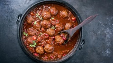 18 απολαυστικά πιάτα μαγειρεμένα με αρωματικό κρασί