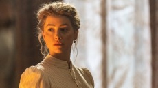 Η Άμπερ Χερντ ζητάει συγγνώμη από τον σκηνοθέτη της τελευταίας της ταινίας μετά τις αρνητικές κριτικές και βαθμολογίες