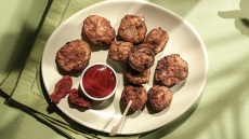 Κεφτεδάκια κοτόπουλου με λιαστή ντομάτα και φέτα