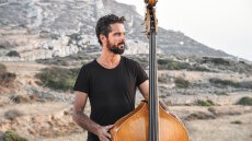 Πέτρος Κλαμπάνης: Ο Έλληνας μουσικός που πάει την ελληνική παραδοσιακή μουσική στα βραβεία Γκράμι - Δείτε βίντεο