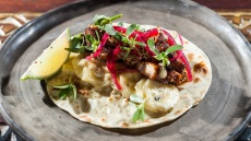 Tacos με χοιρινή πανσέτα και κρητική μπανάνα