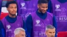 Απολογήθηκε ο Γάλλος που γέλασε στην ενός λεπτού σιγή για τα θύματα στο Ισραήλ: «Δεν κορόιδευα, έκαναν αστεία στην εξέδρα»