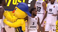 Euroleague: Η μασκότ της Φενέρ μπήκε στο παρκέ για να χωρίσει τους παίκτες της τουρκικής ομάδας και της Βιλερμπάν - Βίντεο 