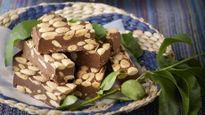 Σοκολατένιες μπάρες με αμύγδαλα από τον Στέλιο Παρλιάρο