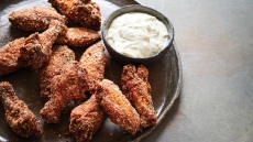 Φτερούγες κοτόπουλου με κρούστα από πουρέ