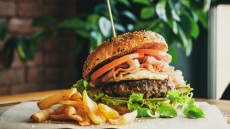 Τα πιο νόστιμα burger τα φτιάχνουμε στη φριτέζα αέρος. Δείτε πώς!