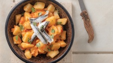 Το τέλειο μεζεδάκι: πατάτες βραστές με γαύρο μαρινάτο