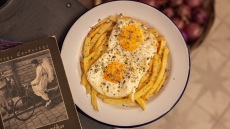 Λόντζα της Γειτονιάς: το «ταχυφαγείο» στα Εξάρχεια που σερβίρει φρέσκα μαμαδίστικα πιάτα