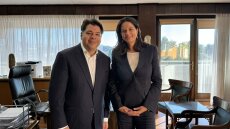 Υπουργείο Εσωτερικών: Για την άρση των περιορισμών στην ψήφο των αποδήμων συζήτησαν Τσούνης - Κεραμέως