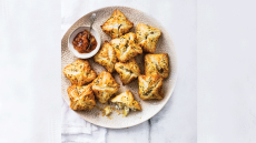 Πουγκιά σφολιάτας με πράσο και φέτα