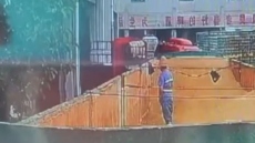 Κίνα: Εργαζόμενος σε μεγάλη ζυθοποιία «πιάστηκε» από τις κάμερες να... ουρεί σε μια δεξαμενή με μπίρα - Δείτε βίντεο